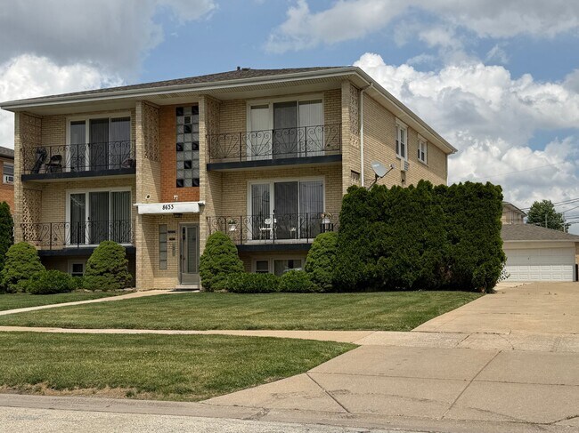 Building Photo - 8633 Leamington Ave