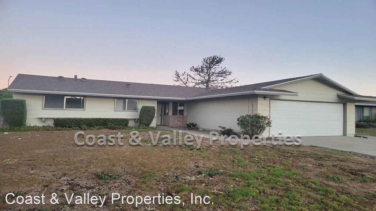 Primary Photo - 3 br, 2 bath House - 935 Estrada Wy.