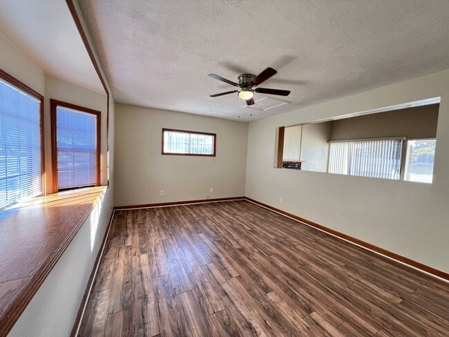 Building Photo - Large 3 Bedroom 2 Bath Home,