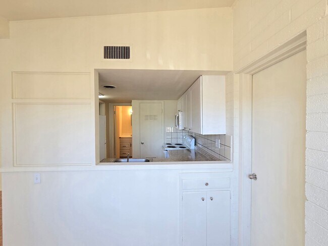 Foto del edificio - 6637 E Cheery Lynn Rd