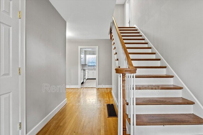 Building Photo - 321 Taylor Dr