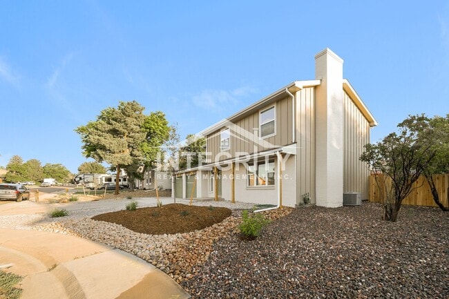 Photo - 4 Bed/2.5 Baths, 1741 Sqft - 6475 W Kingsley Ave House