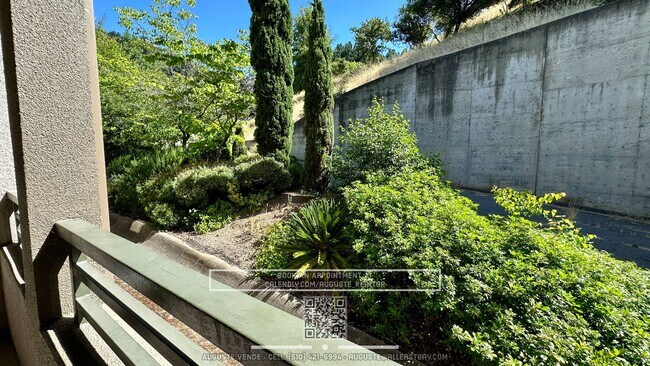 Foto del edificio - Remodeled and Spacious condo in the highly...