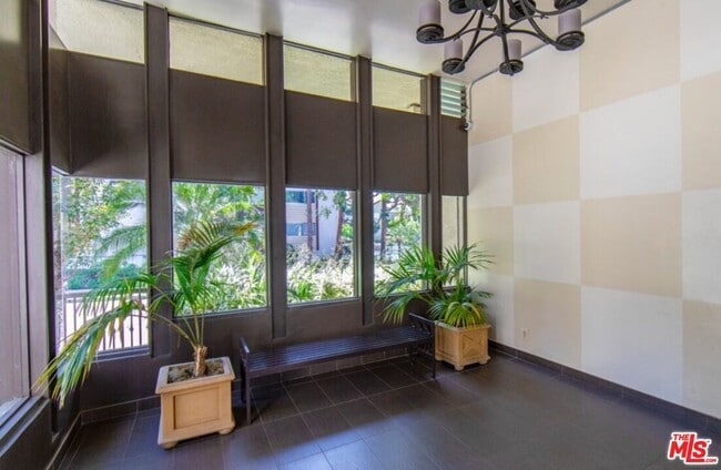 Foto del edificio - 6001 Canterbury Dr