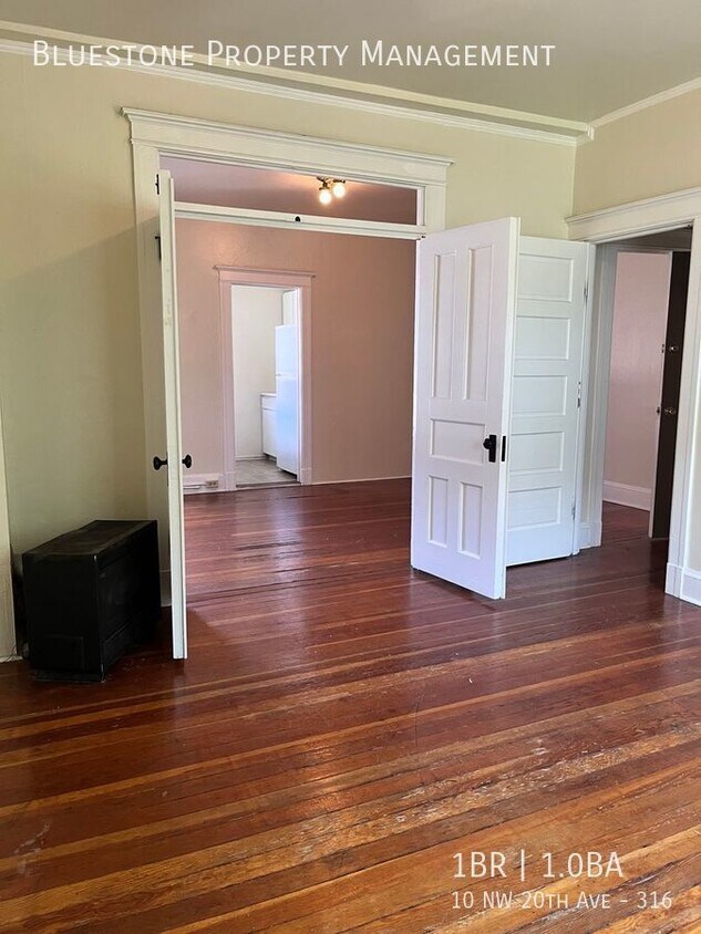 Primary Photo - Spacious One Bedroom Apt in Vintage NW Bui...
