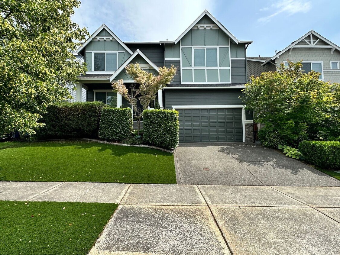 Foto principal - Beautiful large 4 bedroom home in the High...