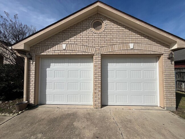 Building Photo - Large 4 Bedroom Home in Skipcha Mountain!