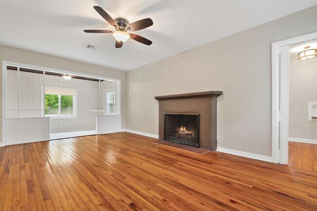Foto del edificio - 221 Balcones Heights Rd