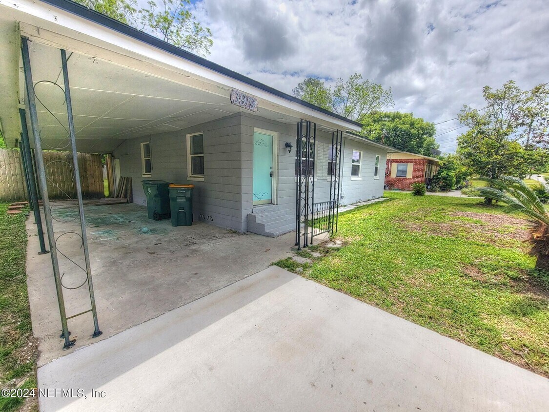 Foto principal - 3919 Skycrest Dr