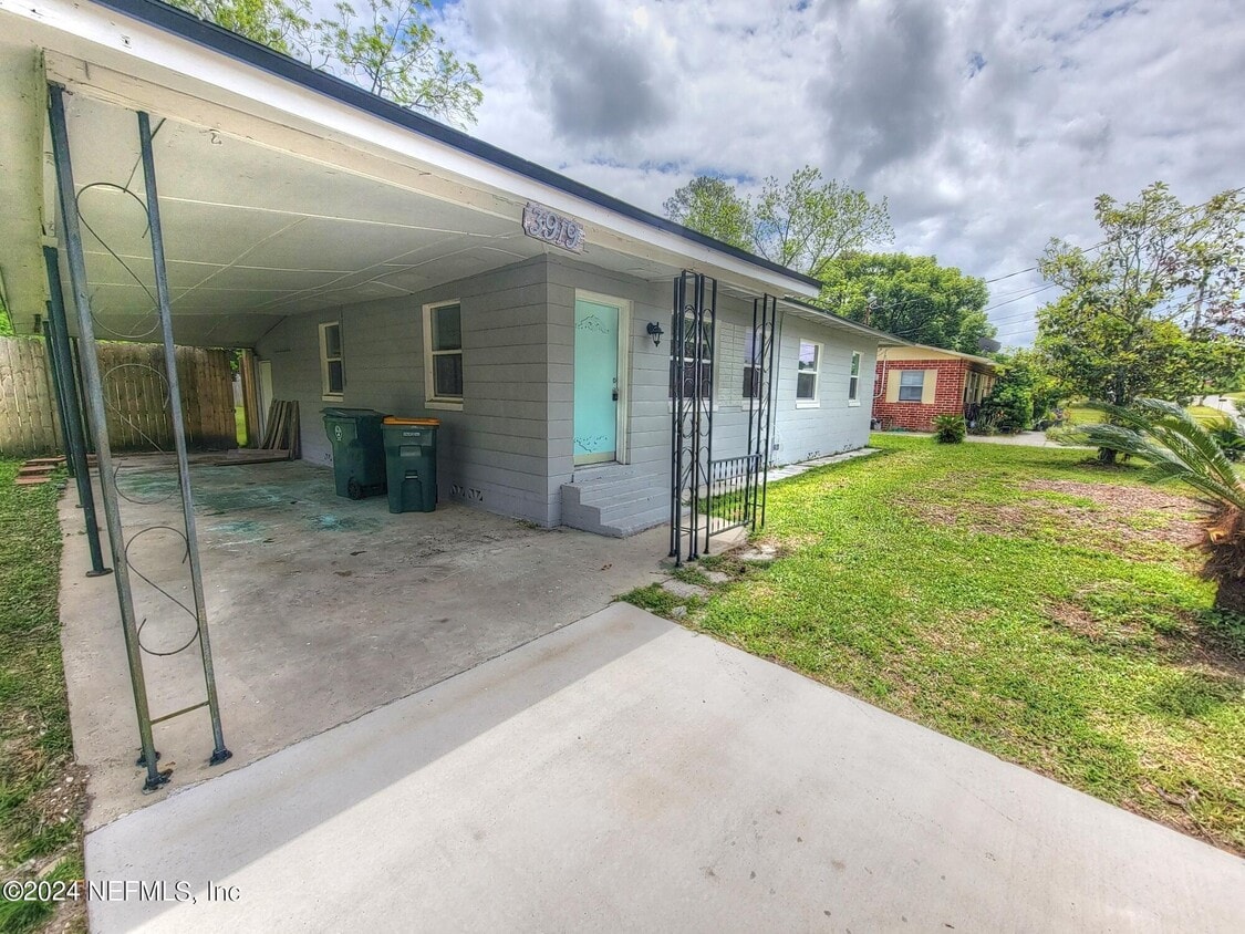 Primary Photo - 3919 Skycrest Dr