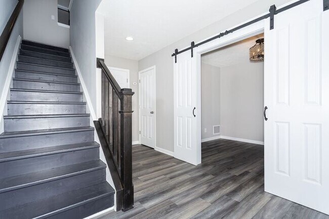 Building Photo - Beautiful Townhome Ten Minutes from the He...
