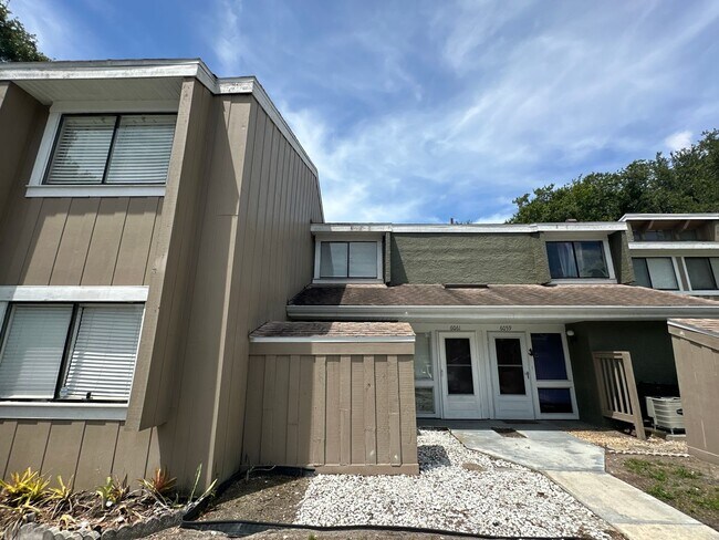 Foto del edificio - Lovely 2 Bedroom, 1.5 Bathroom Home in Orlando! Minutes from Top Attractions!! (Water Included!)