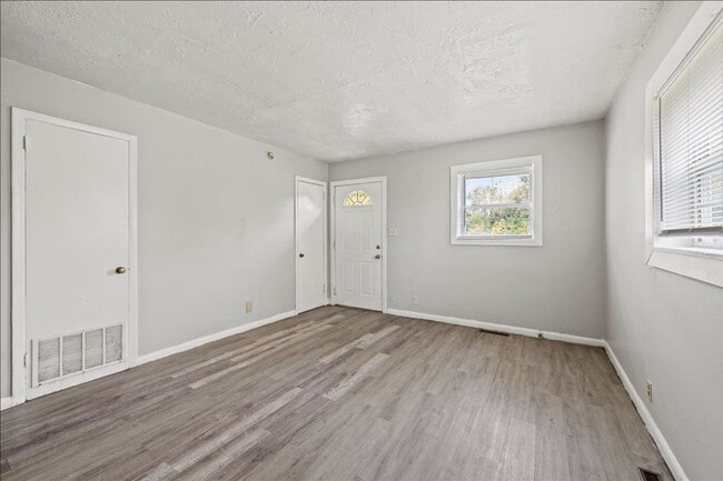 Foto del edificio - 1783-1783 Roosevelt Ave