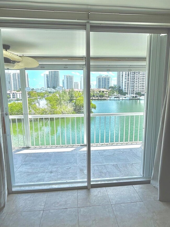 Foto del edificio - 2930 Point East Dr