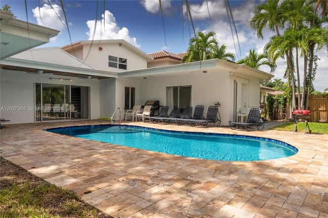 Foto del edificio - 2555 NE 202nd St