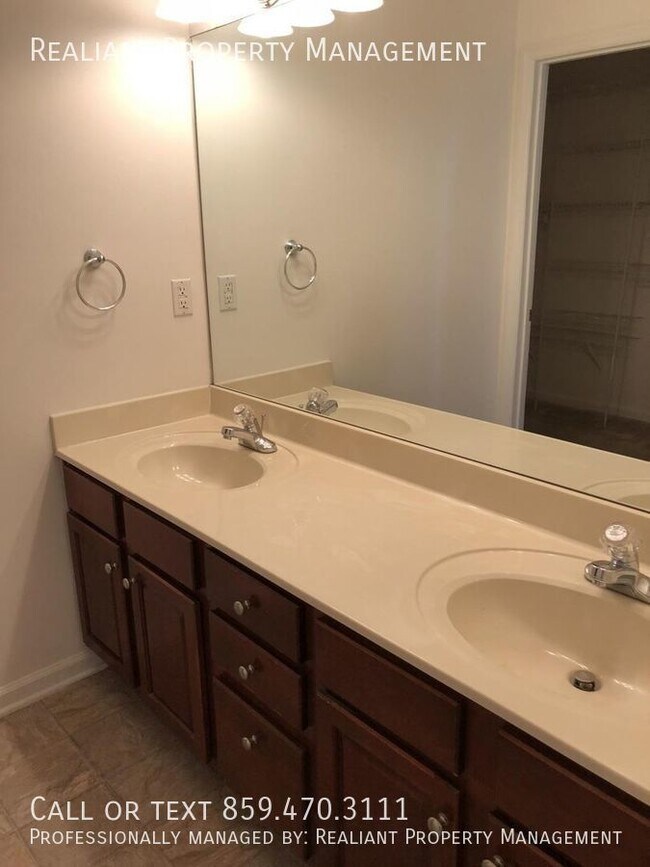 Building Photo - 2725 Green Valley Ct