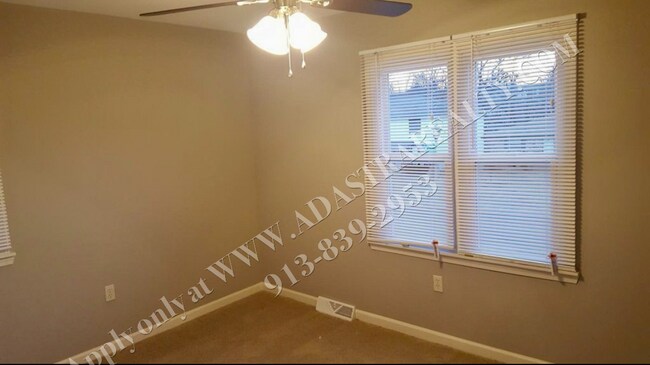 Foto del edificio - Remodeled 3 Bed 1 Bath Duplex in Overland ...