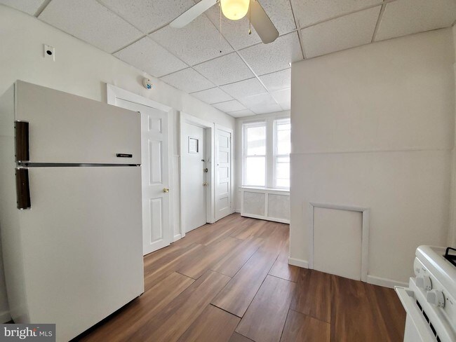 Building Photo - 230 S Davis Ave