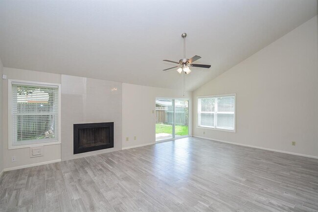 Foto del edificio - 2211 Woodstream Blvd