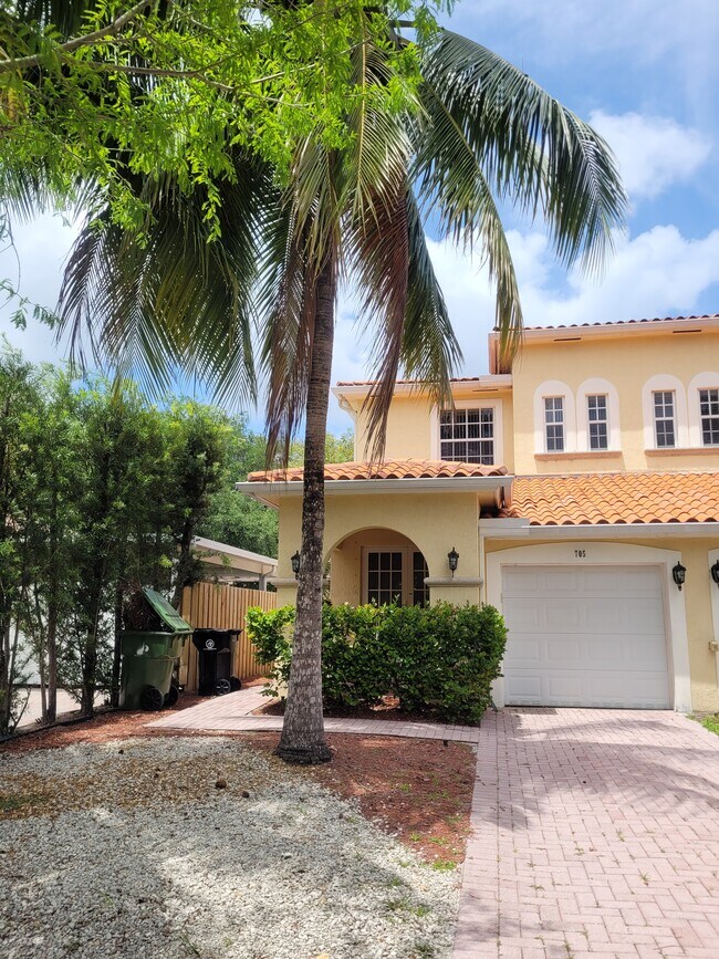 Building Photo - 705 SW 16th Ct