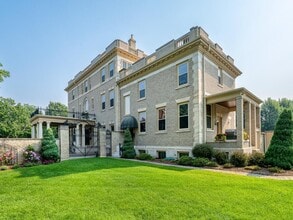 Building Photo - 808 Summit Ave