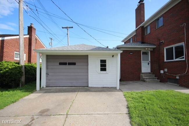 Building Photo - 2 br, 1.5 bath Apartment - 26030 Pinehurst St