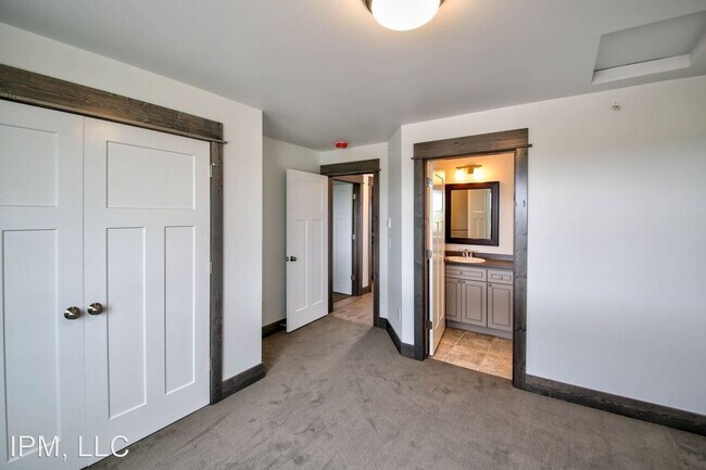 Building Photo - 1160 Rosa Way