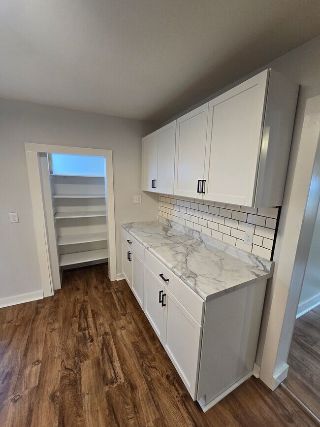 Foto del edificio - Beautiful 4 bed / 2 bath with garage and fenced yard on north side!