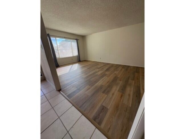 Foto del edificio - Nice mature landscaping. Warm ,inviting ,quiet home