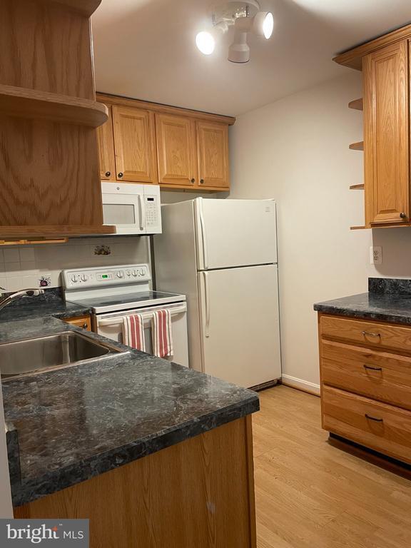Building Photo - 2615 Glengyle Dr