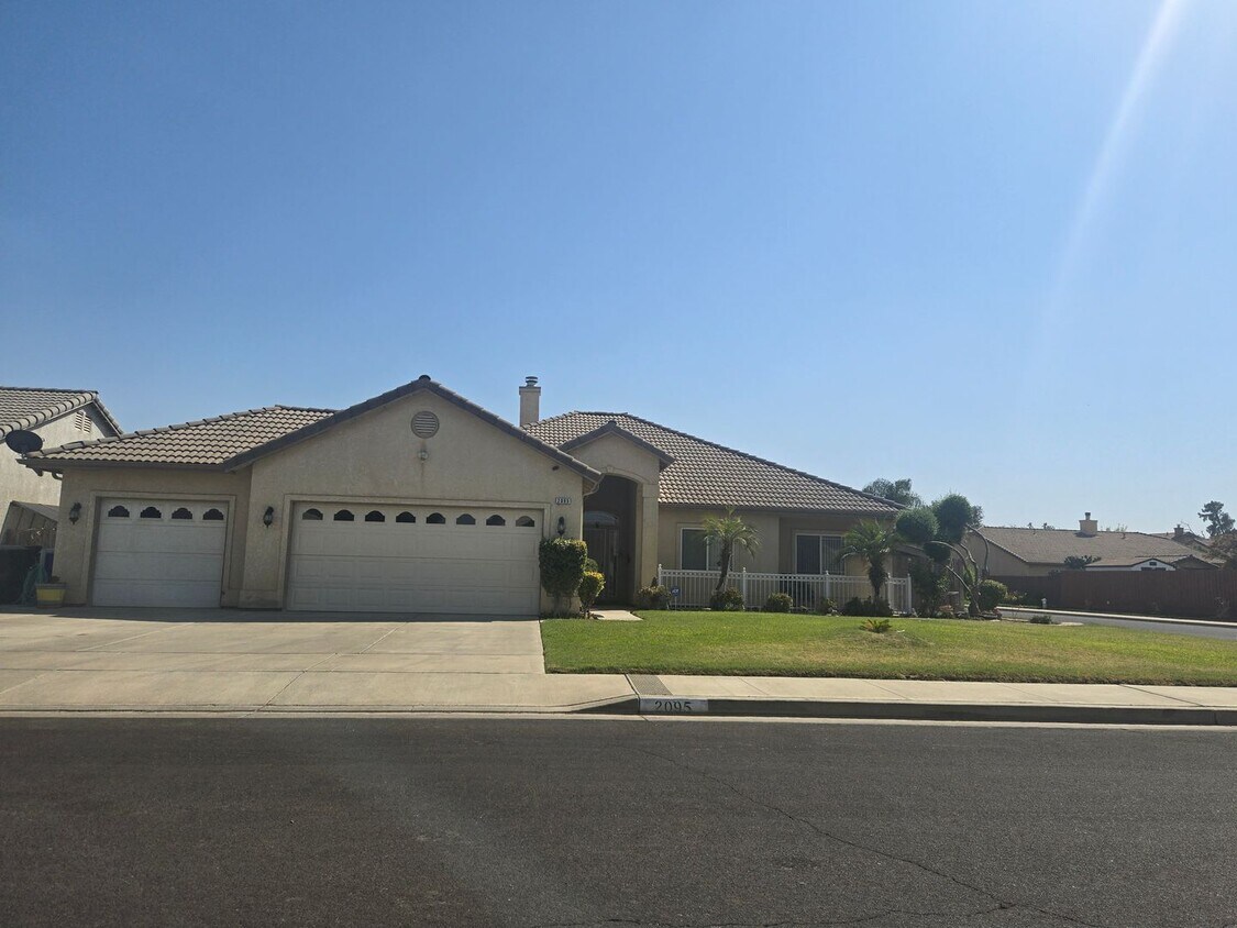 Foto del edificio - 4 BR + Flex 2 BA Available 9/15..... More ...