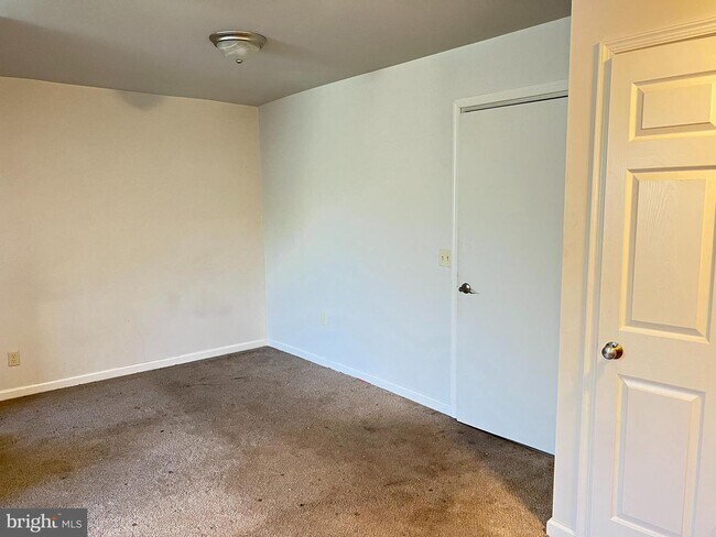 Foto del edificio - 732 COMMERCIAL Ln