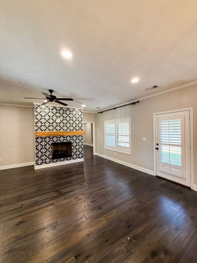 Building Photo - Beautifully Designed Home with Luxury Feat...