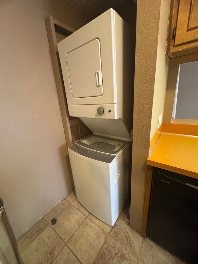 Building Photo - 2nd story 2 bedroom, 1 bath condo with cen...