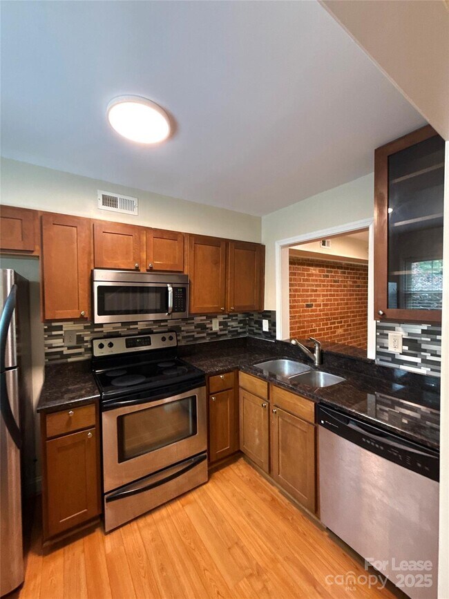 Foto del edificio - 1207 Green Oaks Ln