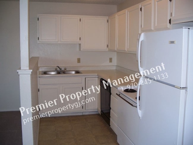 Building Photo - 1940 Grand Ave 203