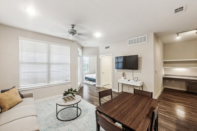 Foto del edificio - 13555 Cullen Blvd