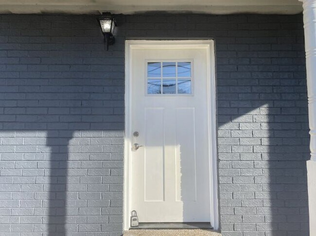 Building Photo - 1237 N Graycroft Ave