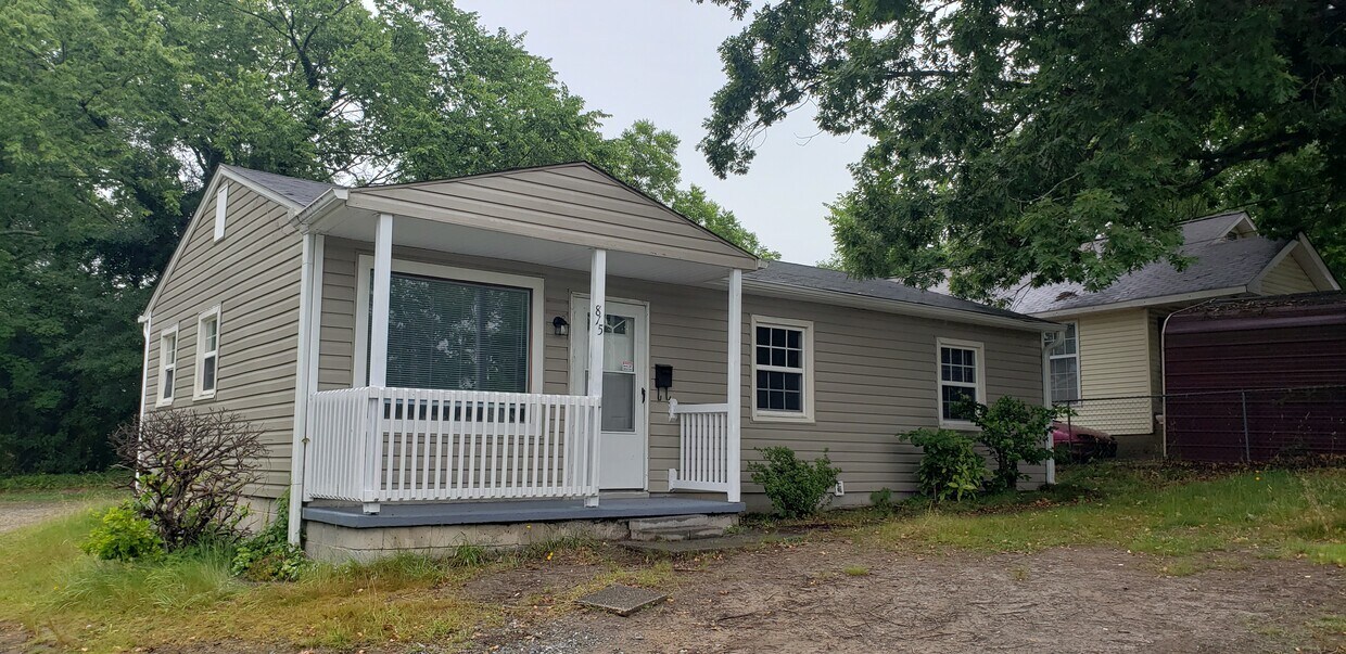 Foto principal - 815 S English St