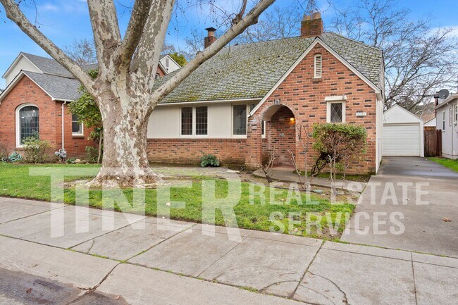 Building Photo - East Sac 1920's 2 Bedroom Charmer