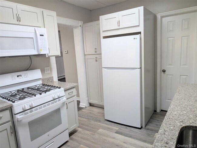 Foto del edificio - 12 Railroad Ave