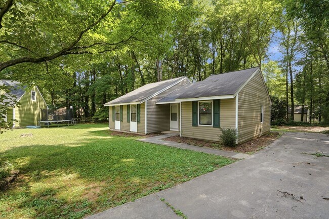 Foto del edificio - Renovated Ranch on a Quiet Cul-de-Sac with Vaulted Ceilings & Private Backyard