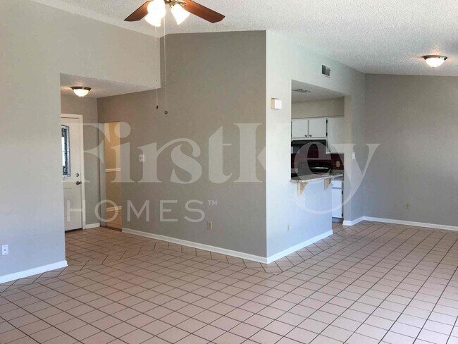 Building Photo - 16219 Pebblebrook Dr