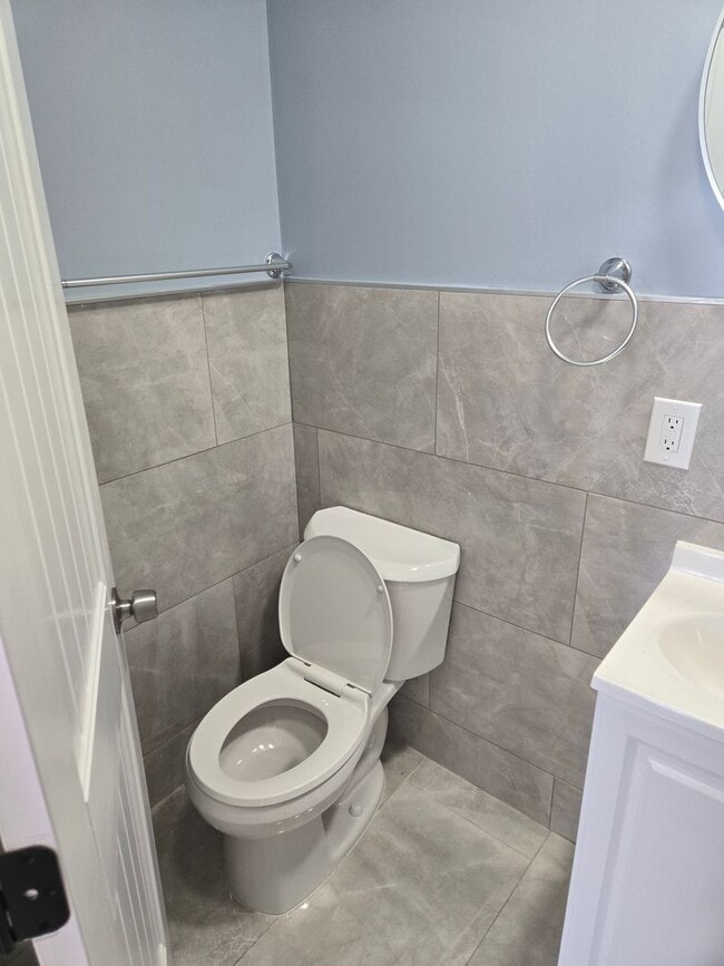 Building Photo - Charming 1 Bedroom Apartment