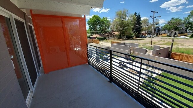 Building Photo - Beautifully Remolded Studio in Convenient Neighborhood