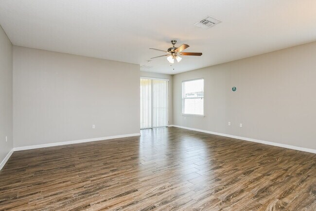 Foto del edificio - 5025 Brenton Manor Ave