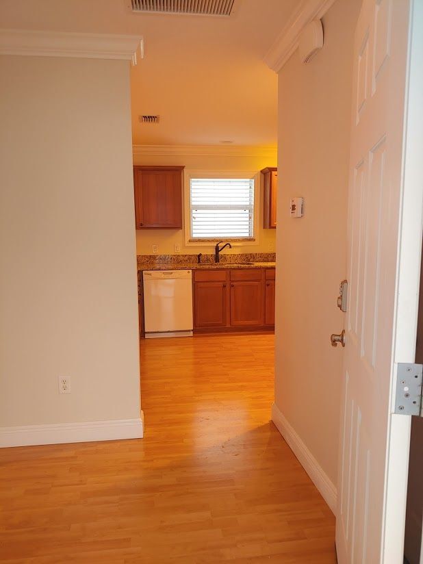 Building Photo - Stunning Location Pet Friendly 2/2 CYV