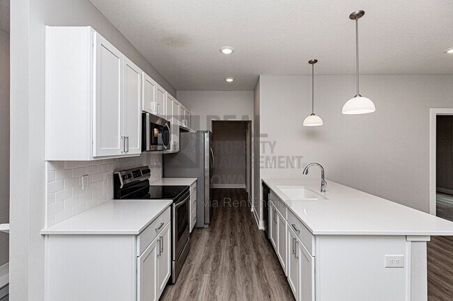 Building Photo - 5638 Fernwood Dr
