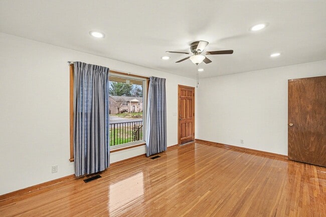 Building Photo - 3 Bedroom w/Den, 2.5 Bath-