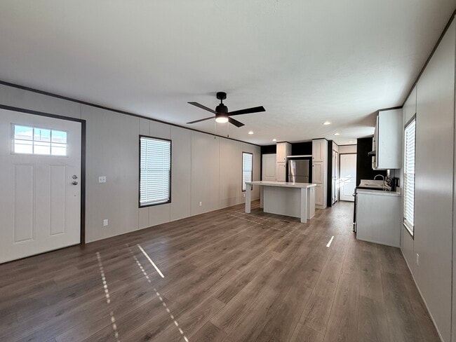 Building Photo - 127 Paramount Dr